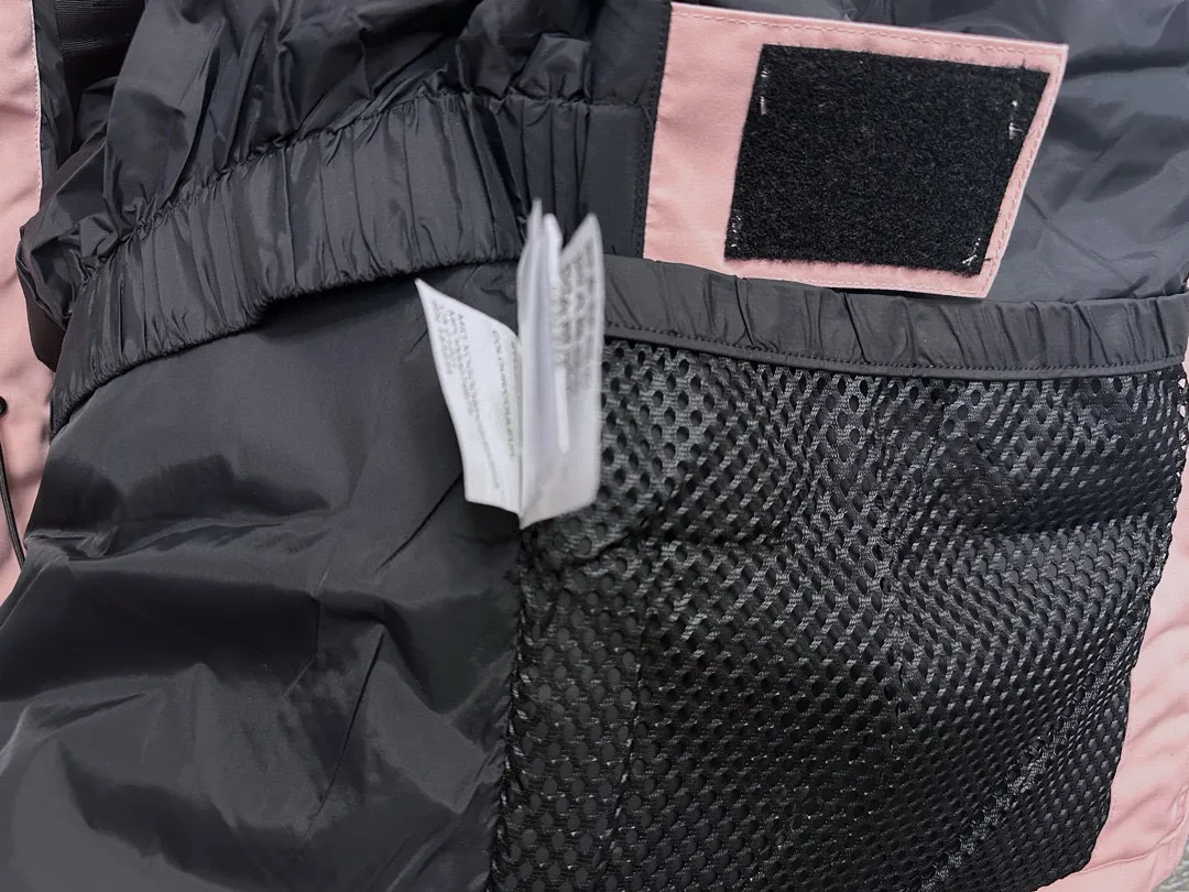 P780 Top Purchasing Version Idou Fan (Wolf Hair Optional) 🇨🇦CANADA GOOES 24 New Models 08/Couple Style Direct Factory Supply: Supplying global purchasing agents, micro-businesses, entities, Tmall, high-end stalls and studios, free shipping! Canada Goose Expedition Parka 2008 is the same style for men and women. It is mid-length and the most timeless classic. All Arctic and Antarctic scientific expedition teams choose Canada Goose as their cold-proof equipment. It is the Rolls-Royce of down jackets. ➖ Industry-leading anti-counterfeiting chip sensing. ➖ Imported Behringer embroidery machines and customized embroidery labels, the highest level and industry leading. ➖ Imported Korean 21-count polyester-cotton blended original fabric, TC85 waterproof coated fabric, water-repellent, windproof and wear-resistant. ➖ The new national standard 80 white duck down is filled with an average of 520 grams of down. The amount of down filled is industry-leading. ➖ 100% nylon lining with double double-layer sealing design to prevent velvet running, and seamless thread design on the cuffs! ➖ Western Canadian Green Wolf Collar. ➖ Yoshida YKK provides original factory-customized electroplated sliders. YKK two-way lockable zippers are tight and smooth and do not peel off paint. ➖ 3M composite Velcro is durable and the accessories and hardware are all custom-made. Note: Our copywriting is only simple and clear. Instead of bragging about the copywriting, it is better to compare and understand with samples. Only for the purest goose, the most dedicated, the most professional, the highest quality, the highest cost performance!  Size:XS-XXL